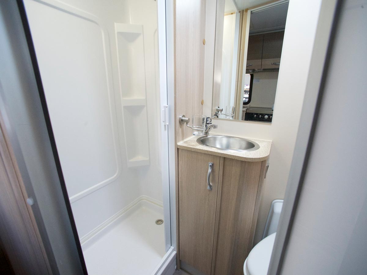 CT 6 Berth Discovery - bathroom view